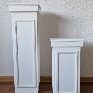 Baltos medinės dekoruotos kolonos
