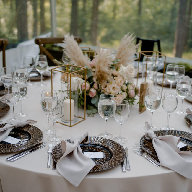 Vestuvinis apvalios formos stalas su gražiomis gėlėmis